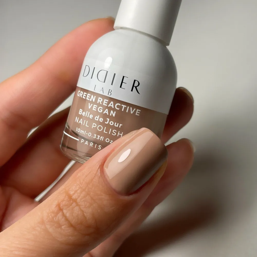 "Didier Lab" veganiškas nagų lakas "Green reactive", Belle de Jour, 10ml